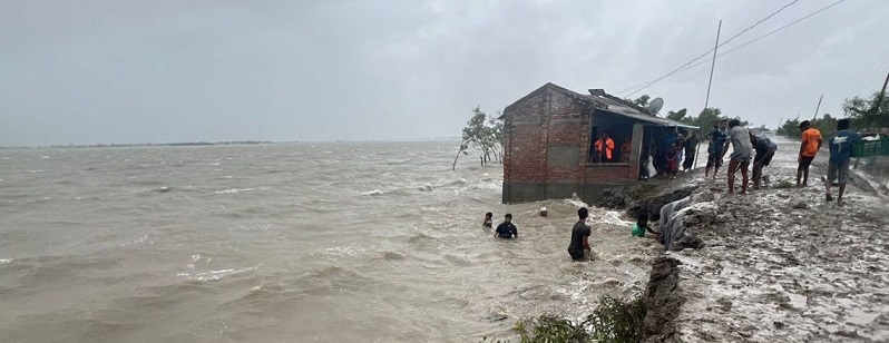 সাতক্ষীরায় ঘূর্ণিঝড় রেমালের প্রভাবে বাঁধ উপচে লোকালয়ে পানি প্রবেশের আশঙ্কা